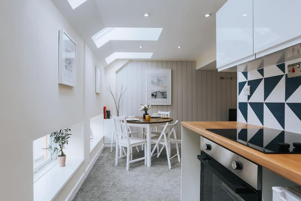 The Lighthouse, Boutique Apartment In The Town Centre - Starlink Wi-Fi Tavistock  Bagian luar foto